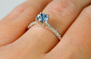 A 14ct white gold aquamarine ring approximately 0.6ct with diamond set shoulders - Size M - weight - Image 2 of 3