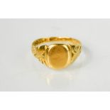 An 18ct gold gentleman's signet ring, 7g.