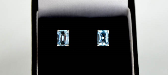 An 18ct white gold emerald cut aquamarine earrings approx 1ct each