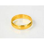 A 22ct gold wedding ring 5.8g.