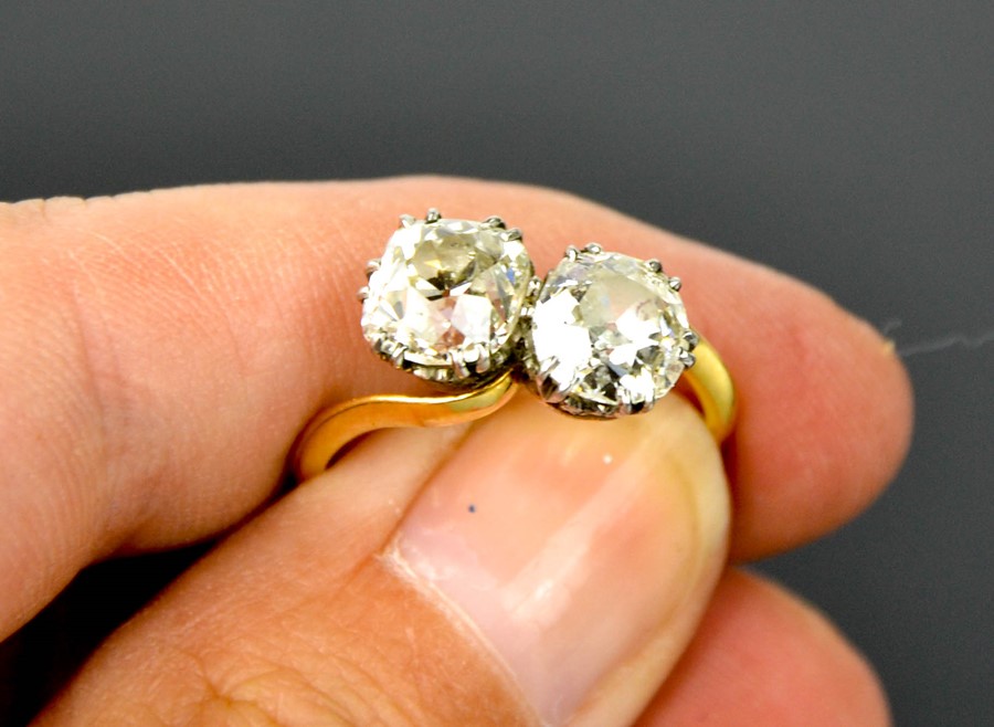 An 18ct gold 'Toi et Moi' diamond crossover ring, set with two large diamonds, each approximately - Image 6 of 8