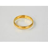 An 18ct gold wedding ring, size R, 4.8g.