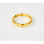 A 22ct gold wedding ring, 4.4g.