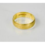 A 9ct gold wedding band, 2.7g.