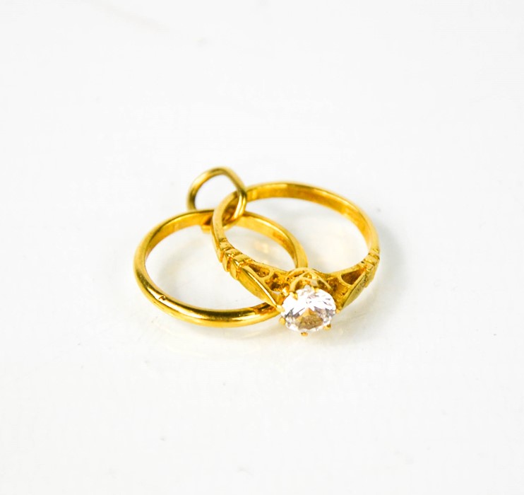 A 9ct gold charm in the form of an engagement and a wedding ring.