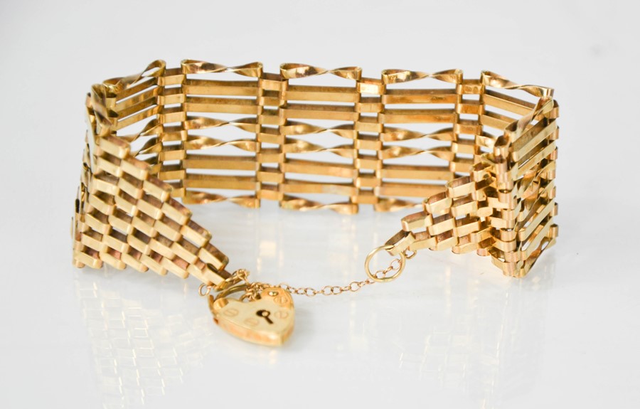 A 9ct gold gate bracelet with heart form padlock clasp, 14.9g.