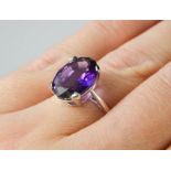 9ct white gold oval Amethyst ring - Size N - weight 3.4g