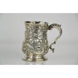 An early Georgian silver tankard, London 1769, embossed with flowers and scrollwork, 10cm high.,