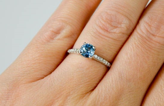 A 14ct white gold aquamarine ring approximately 0.6ct with diamond set shoulders - Size M - weight