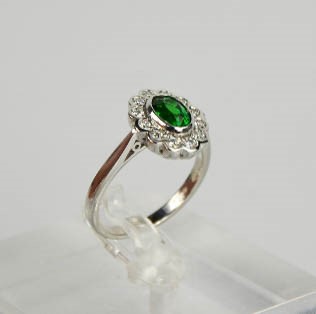 An 18ct white gold and tsavorite garnet and diamond ring, the tsavorite approximately 1.10ct, the - Image 4 of 5