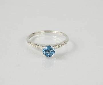 A 14ct white gold aquamarine ring approximately 0.6ct with diamond set shoulders - Size M - weight - Image 3 of 3