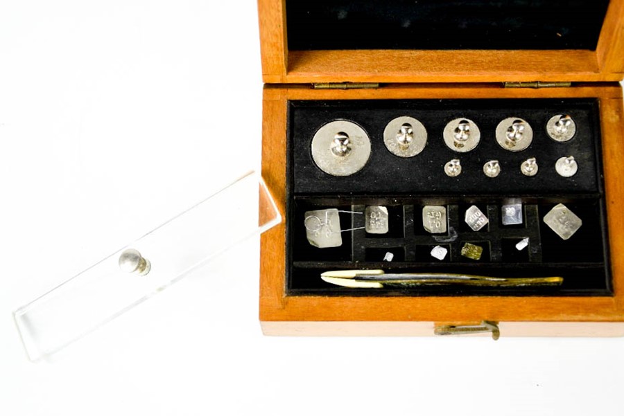 A set of vintage pharmaceutical weights, in the original box. - Image 2 of 2