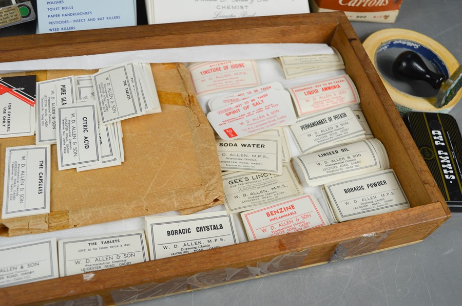 A group of vintage prescription bags, chemists labels and printed ephemera relating to William Allen - Bild 3 aus 4