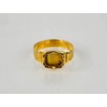 An 18ct gold memori ring, engraved to the band, 1916, 2.69g. A/F