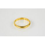 A 22ct gold wedding ring, 1.24g.