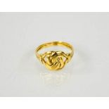 An 18ct gold knot ring, 1918, 2.82g.
