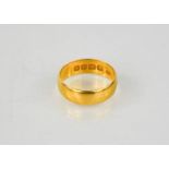A 22ct gold wedding band, dated 1915, 3.7g.