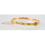 A 9ct gold "buckle" bangle with safety chain - 7.2g - 6cm
