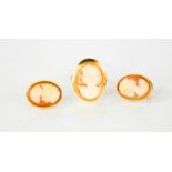 An 18ct gold cameo ring and earrings set - Size Q - 11g