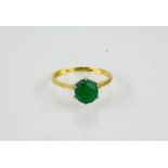 A 14ct gold and emerald ring, 2.4g.