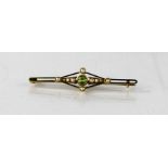 A 15ct gold Edwardian peridot and seed pearl brooch, 2.7g