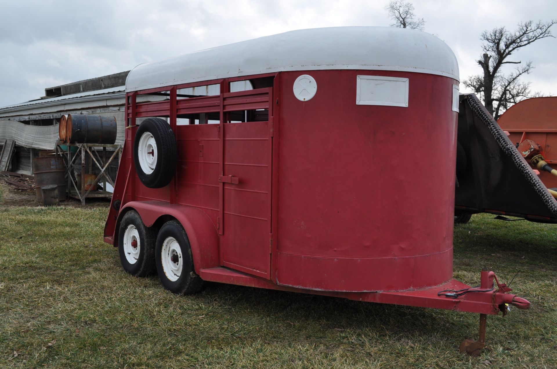 68” x 12.5’ livestock trailer, tandem axle, bumper pull, center gate, rear sliding door, side - Image 4 of 9