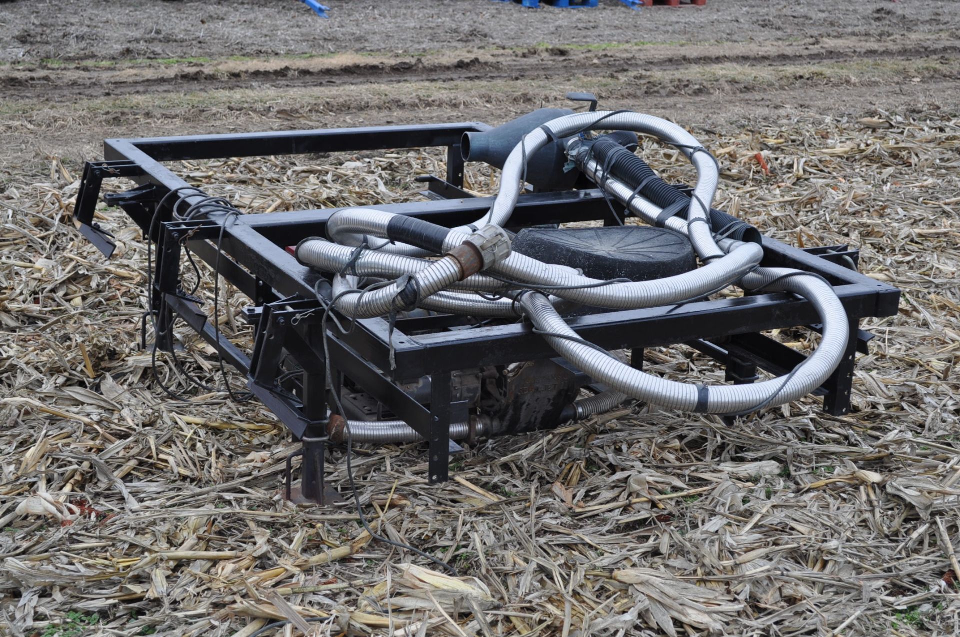 Yetter Seed Jet II air transfer seed tender, holds 2 pro boxes, Briggs & Stratton gas engine - Image 3 of 9