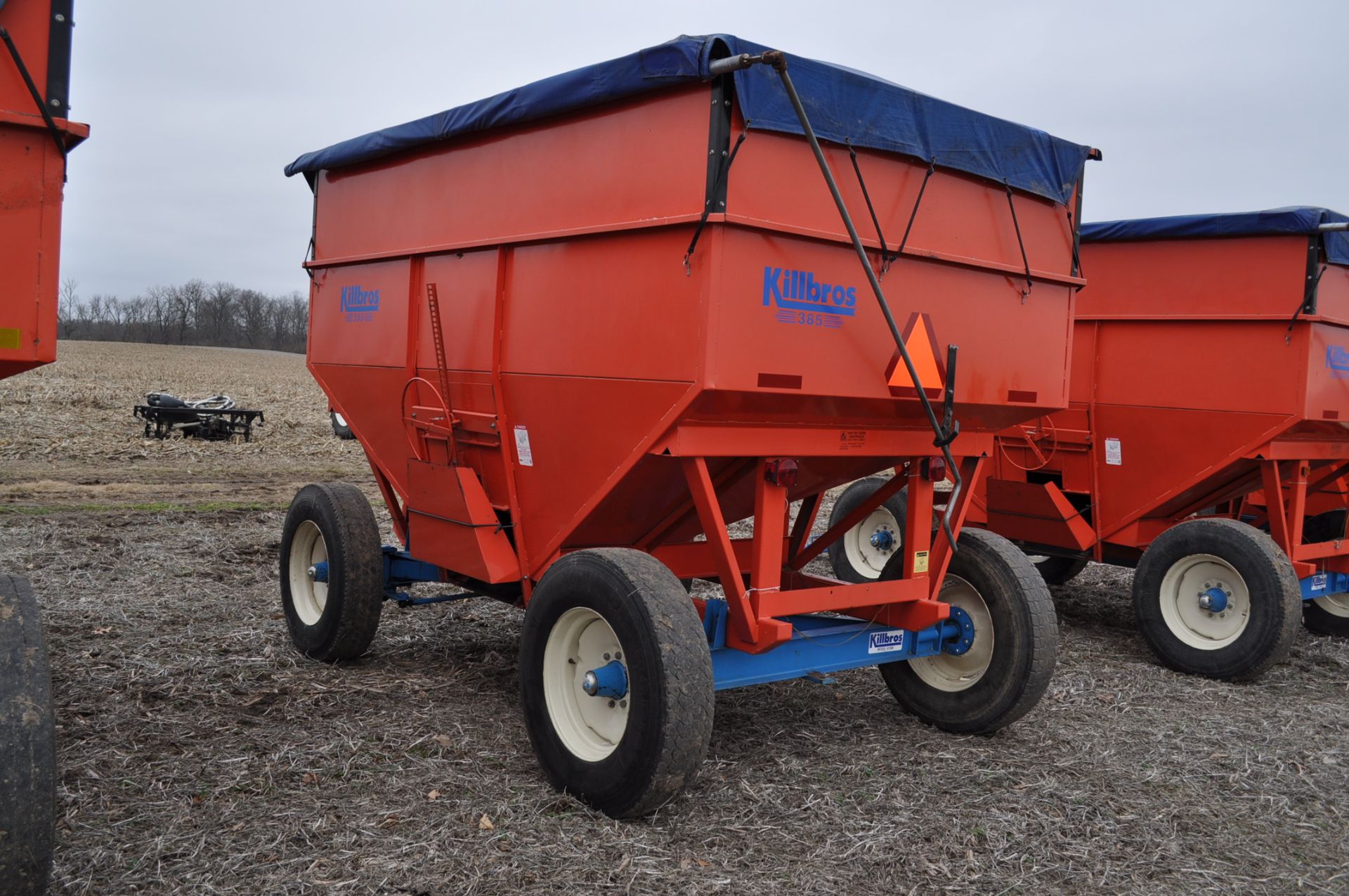 Killbros 385 gravity bed wagon, tarp, steel rails, Killbros 1386 gear, 11 R 22.5 tires - Image 2 of 7