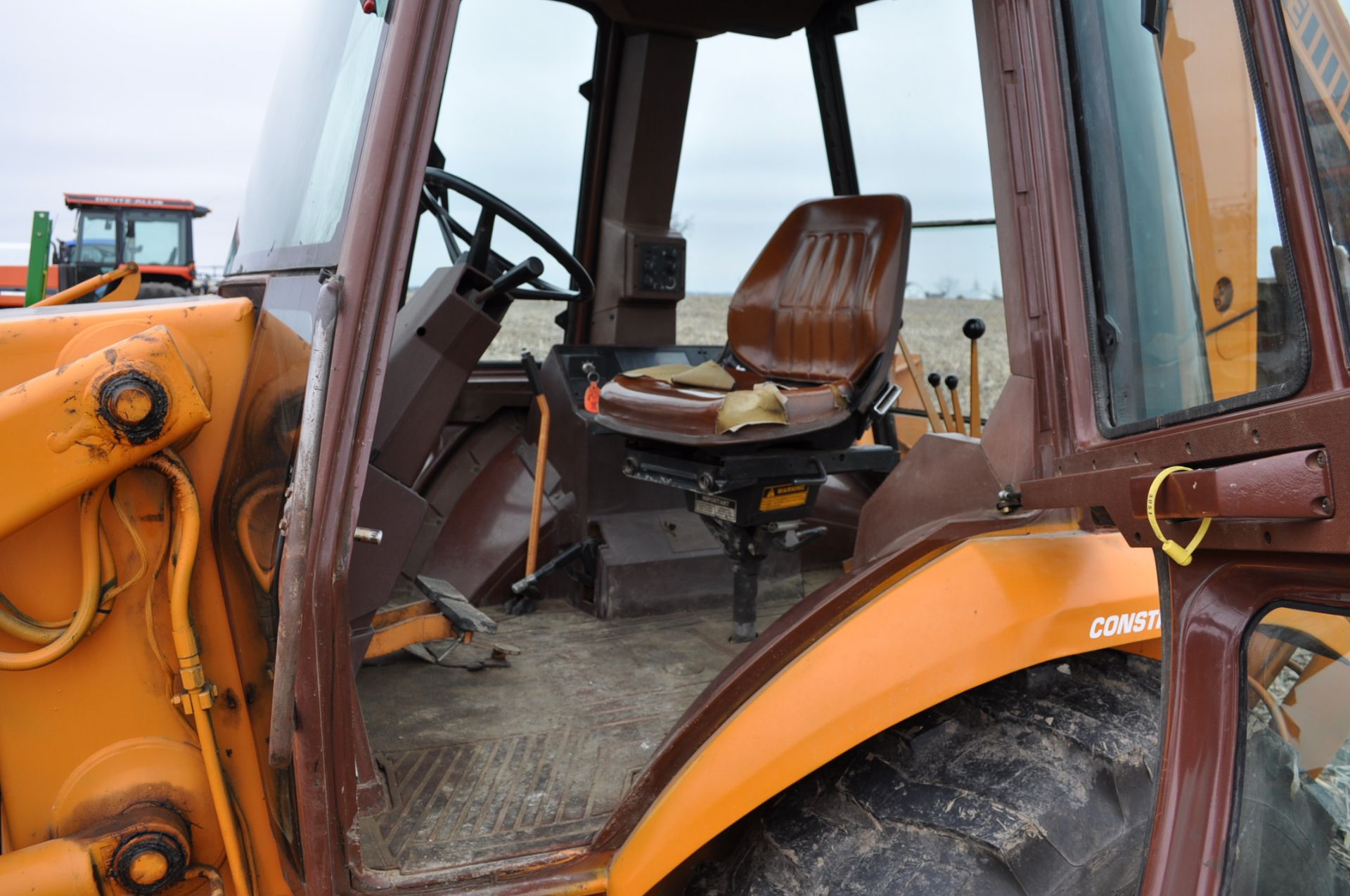 Case Construction King 580 K backhoe, 17.5L-24 rear, 11L-16 front, CHA, 24” digging bucket, 2 - Image 10 of 15