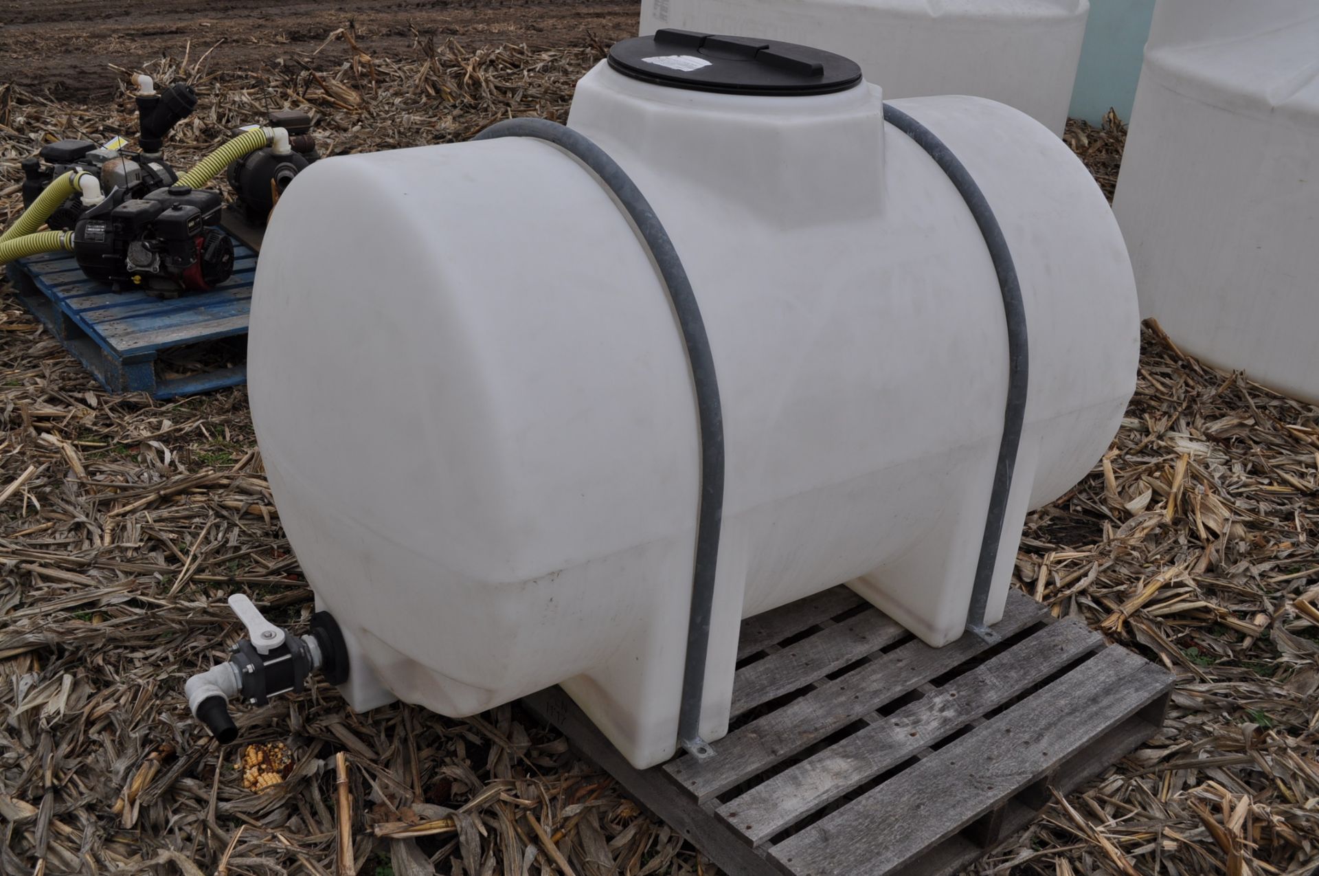 300 gallon poly banded leg tank - Image 3 of 5