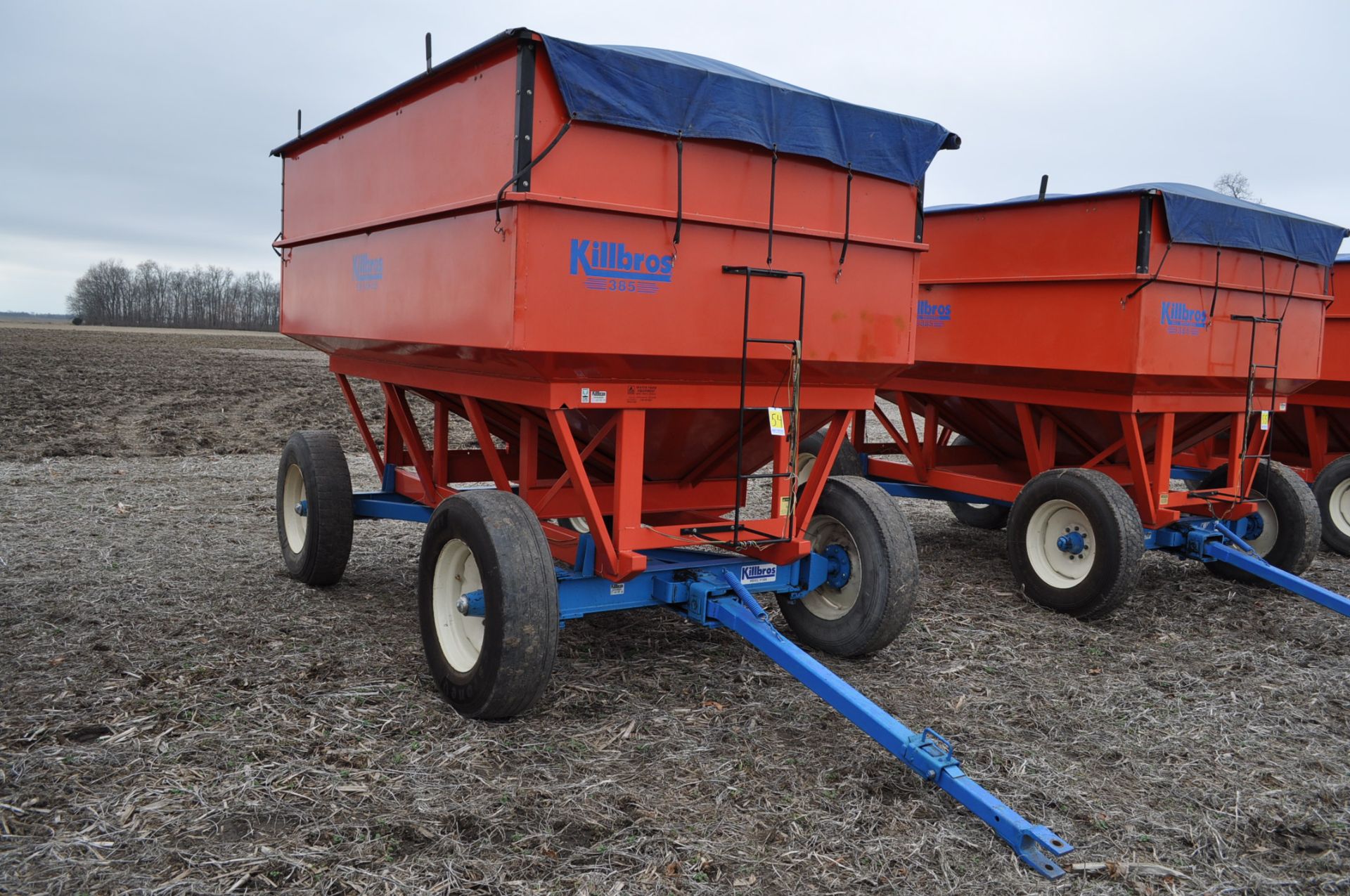 Killbros 385 gravity bed wagon, tarp, steel rails, Killbros 1386 gear, 11 R 22.5 tires - Image 4 of 7