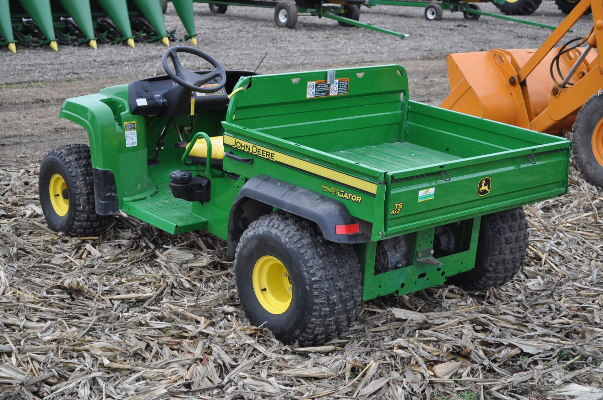 John Deere TS Gator, 4x2, gas, manual dump bed, headlights, 112 hrs, SN 091053 - Image 2 of 10