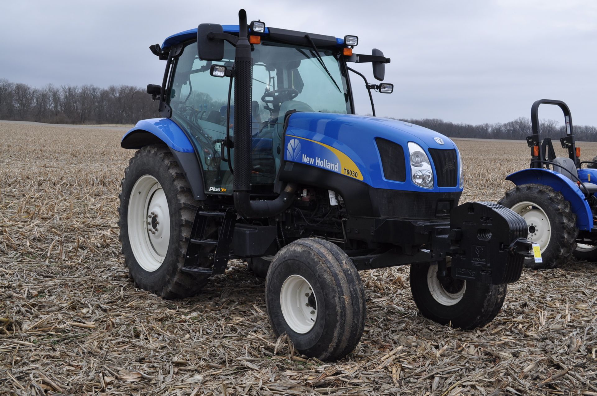 New Holland T6030 tractor, CHA, 16.9 R 38 tires, 11.00-16 front, 6 front wts, 3 hyd remotes, 3 pt, - Image 4 of 21