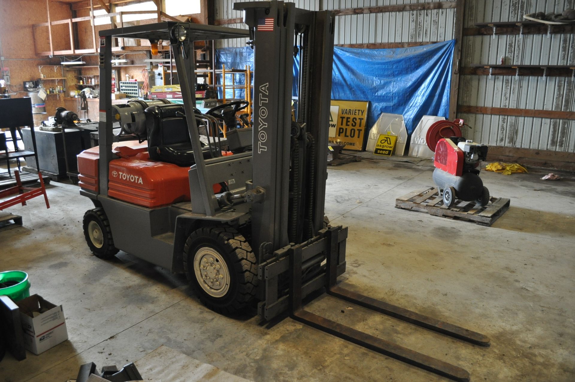 Toyota 5 FG 10-30 forklift, 3 stage lift, 48” forks side shift, LP, solid pneumatic, 10,520 hrs - Image 2 of 11