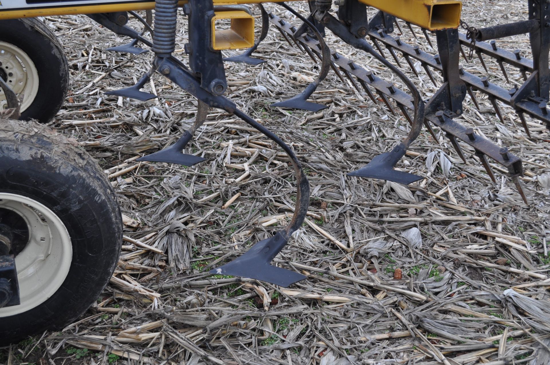 17’ Landoll Finisholl 850 mulch finisher, front blades, 9” sweeps, 3 bar drag, hyd fold - Image 8 of 18