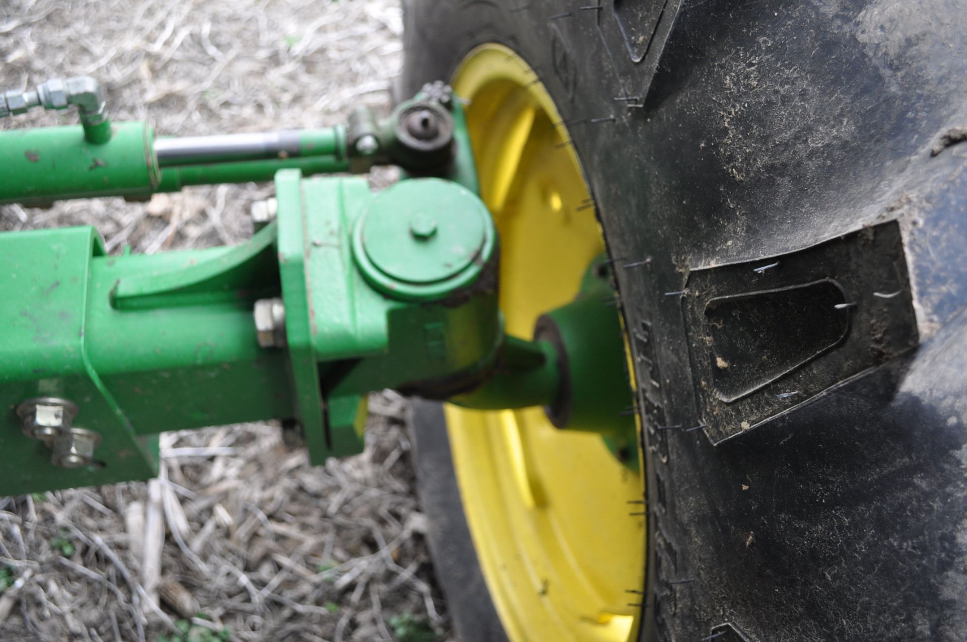 John Deere 9450 combine, 30.5-L32 drive, NEW 14.9-24 rear, chopper, chaff spreader, Mauer bin - Image 16 of 24