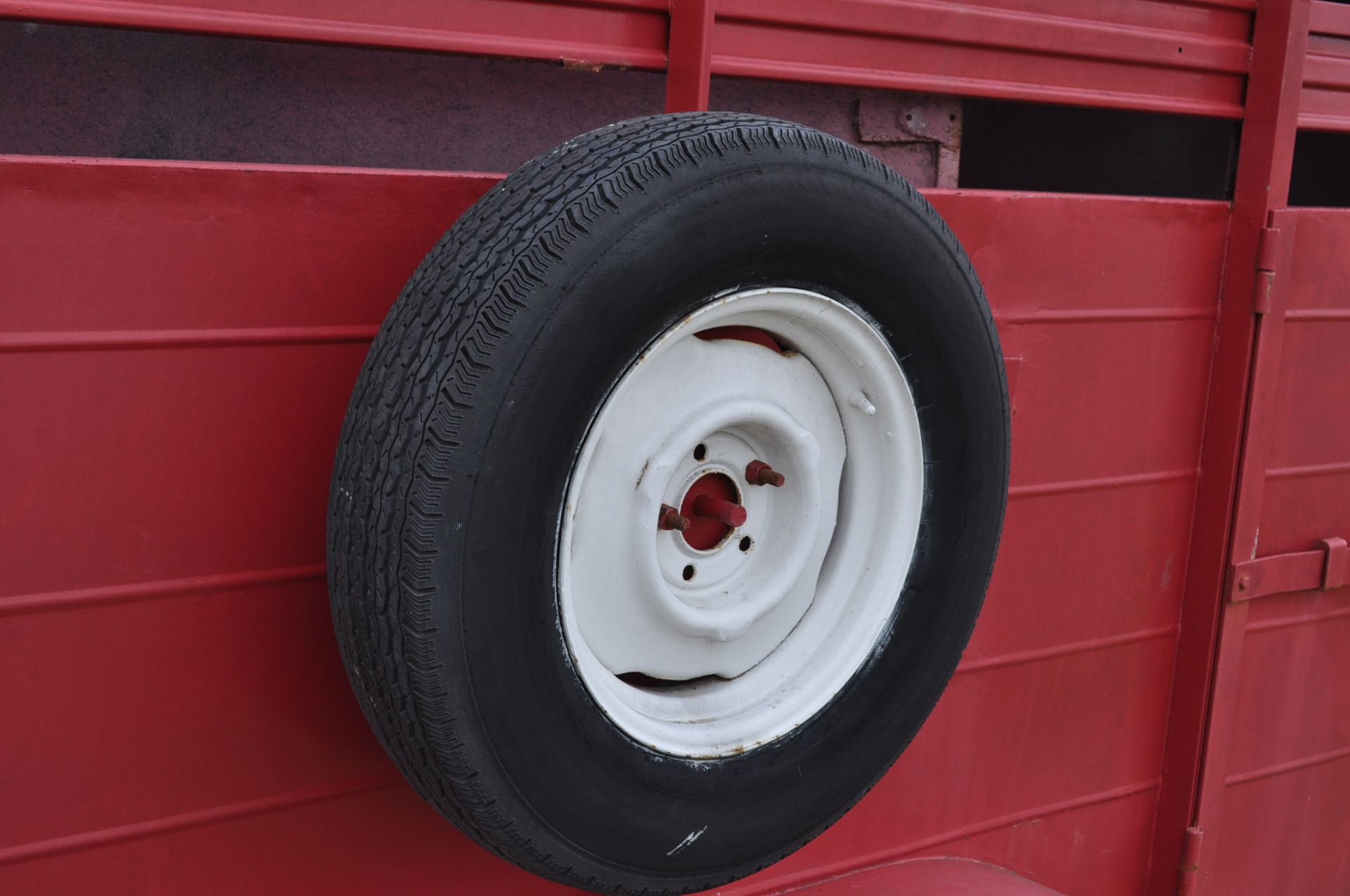 68” x 12.5’ livestock trailer, tandem axle, bumper pull, center gate, rear sliding door, side - Image 7 of 9