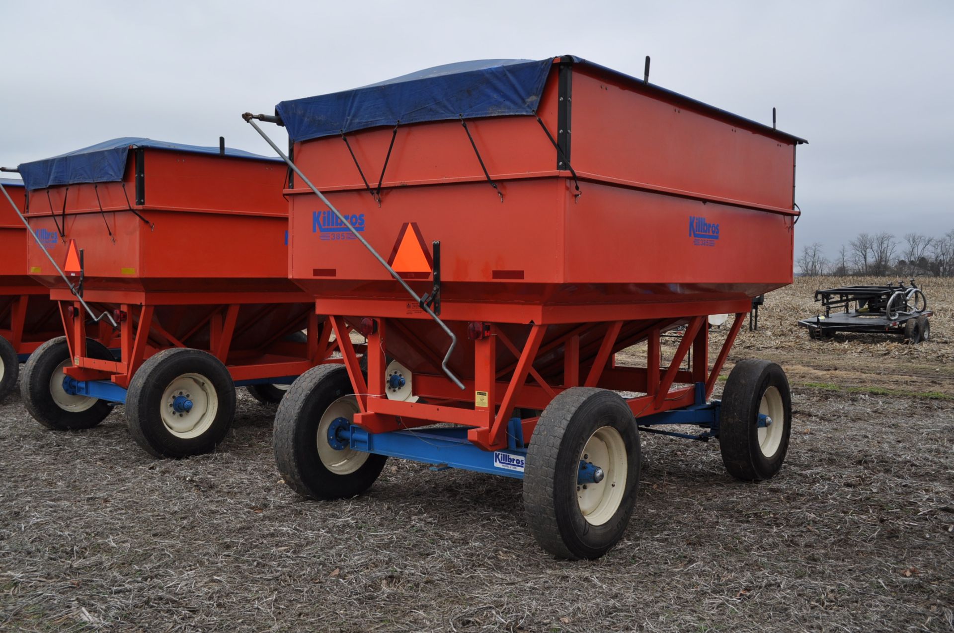 Killbros 385 gravity bed wagon, tarp, steel rails, Killbros 1386 gear, 11 R 22.5 tires - Image 3 of 7