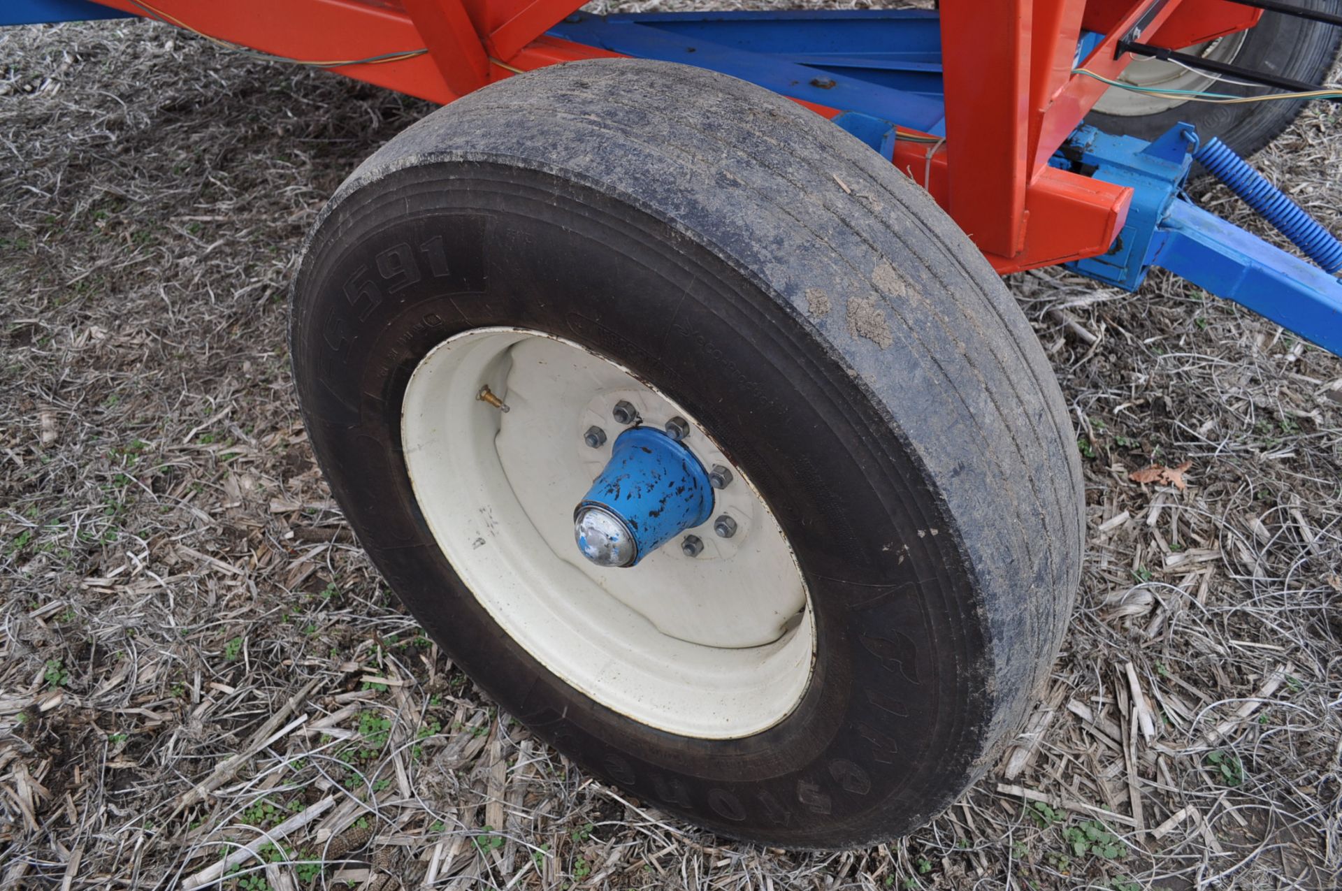 Killbros 385 gravity bed wagon, tarp, steel rails, Killbros 1386 gear, 11 R 22.5 tires - Image 6 of 7