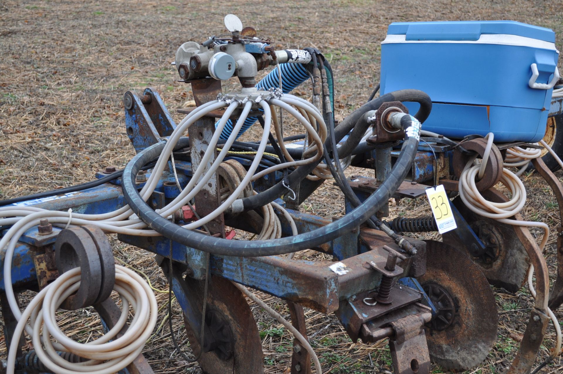 11-shank Blu Jet NH3 bar, 3 pt, hyd fold, gauge wheels, rear hitch, leading coulters - Image 9 of 10