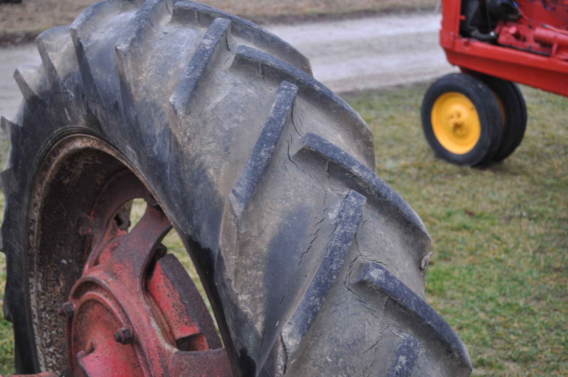 McCormick Farmall H tractor, 12.4-38 rear, narrow front, side pulley, 540 pto, SN FBH273308XL - Image 7 of 14