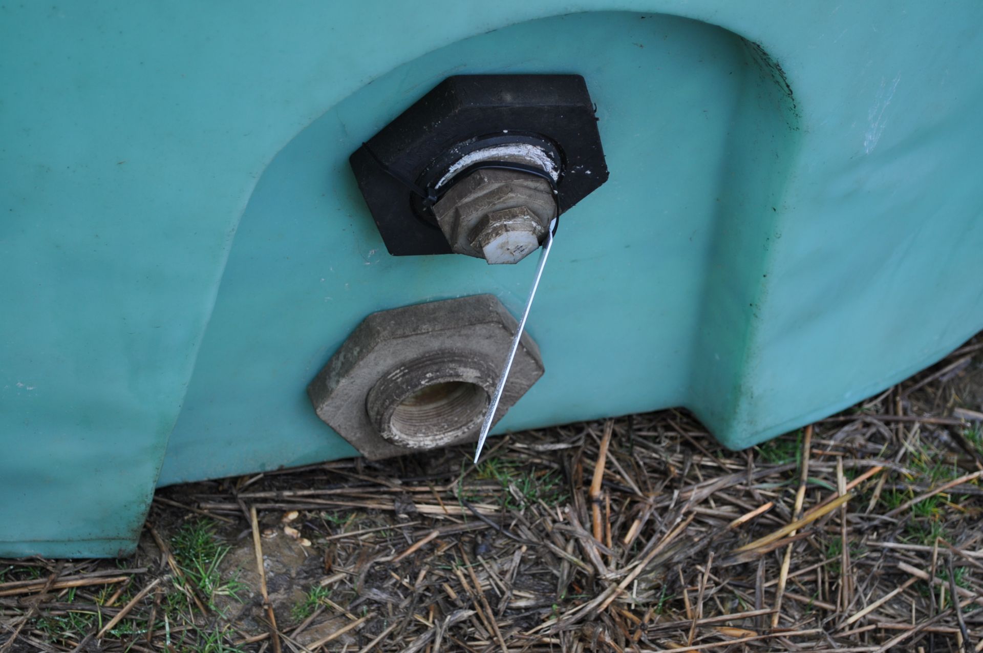 1200 gallon flat bottom poly tank, hole in top - Image 7 of 7