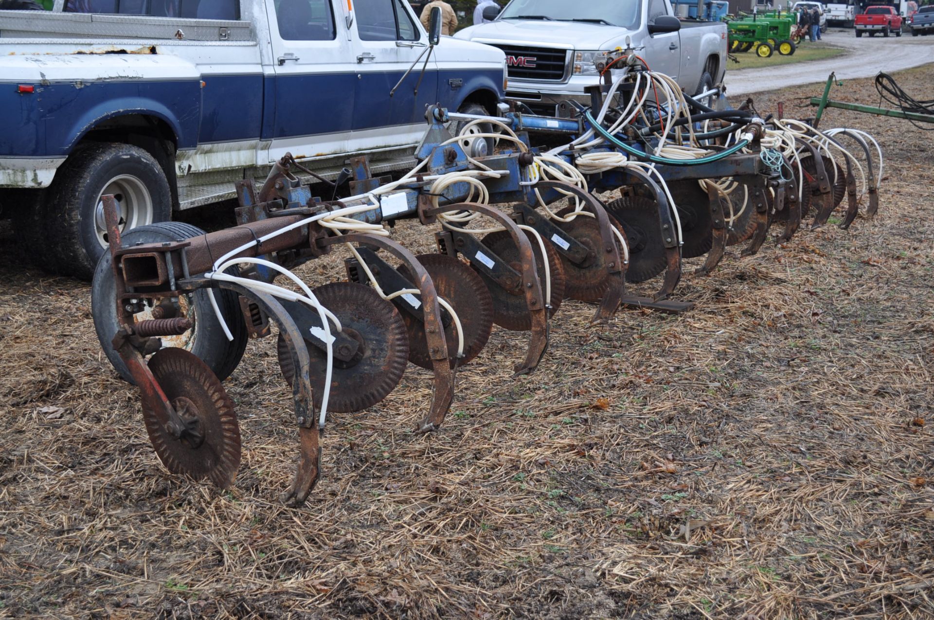 11-shank Blu Jet NH3 bar, 3 pt, hyd fold, gauge wheels, rear hitch, leading coulters - Image 2 of 9