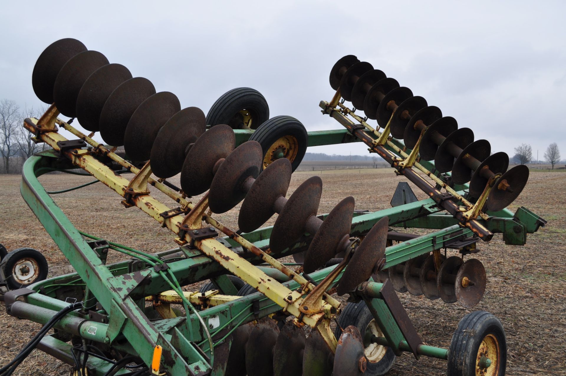 18’ John Deere 220 disc, hyd fold, 9 inch spacing - Image 6 of 15