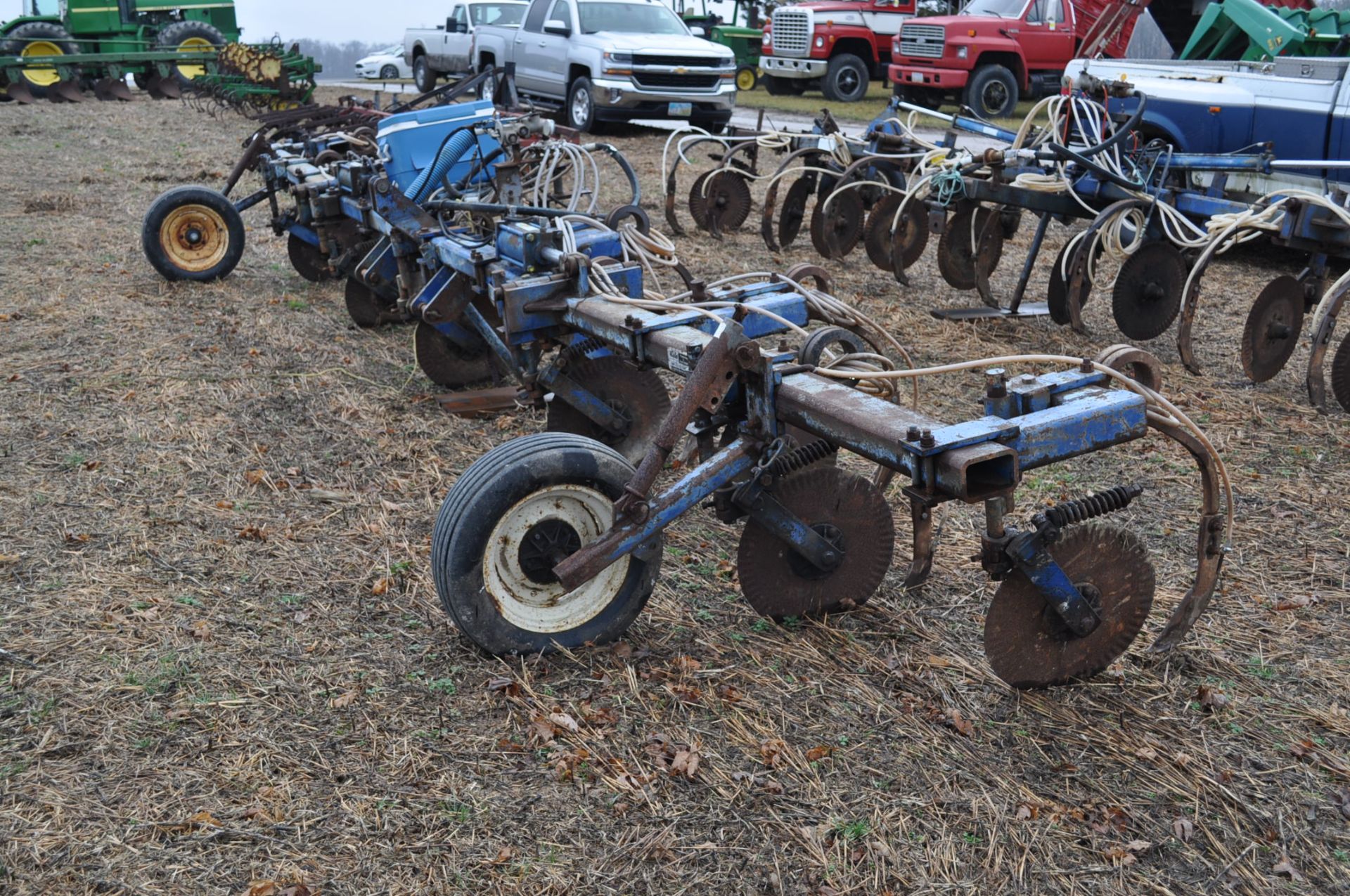 11-shank Blu Jet NH3 bar, 3 pt, hyd fold, gauge wheels, rear hitch, leading coulters - Image 3 of 10