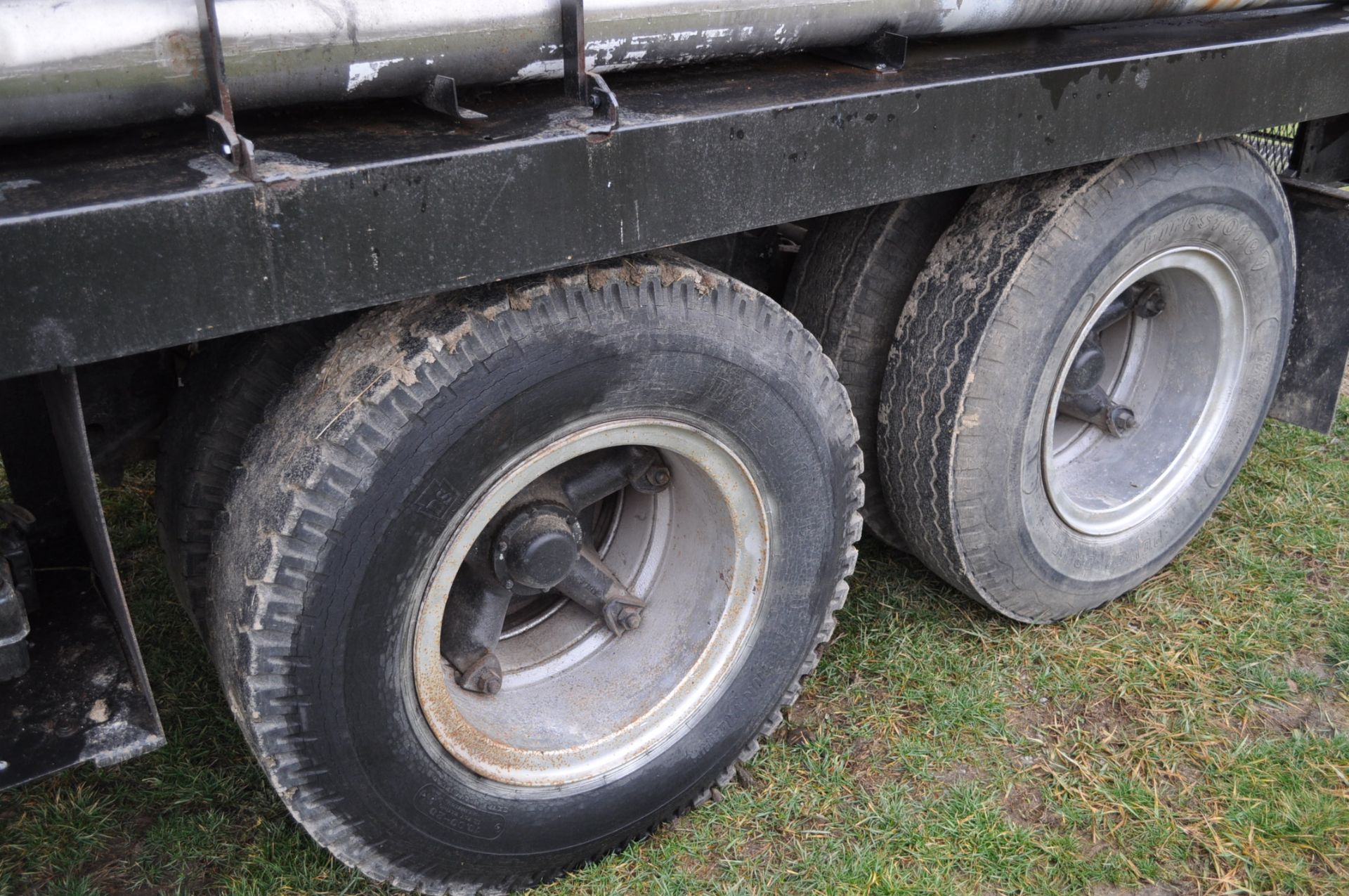 24’ Allied trailer, tandem axle, (3) 1200-gallon poly cone tanks, VIN CA700151 - Image 7 of 9