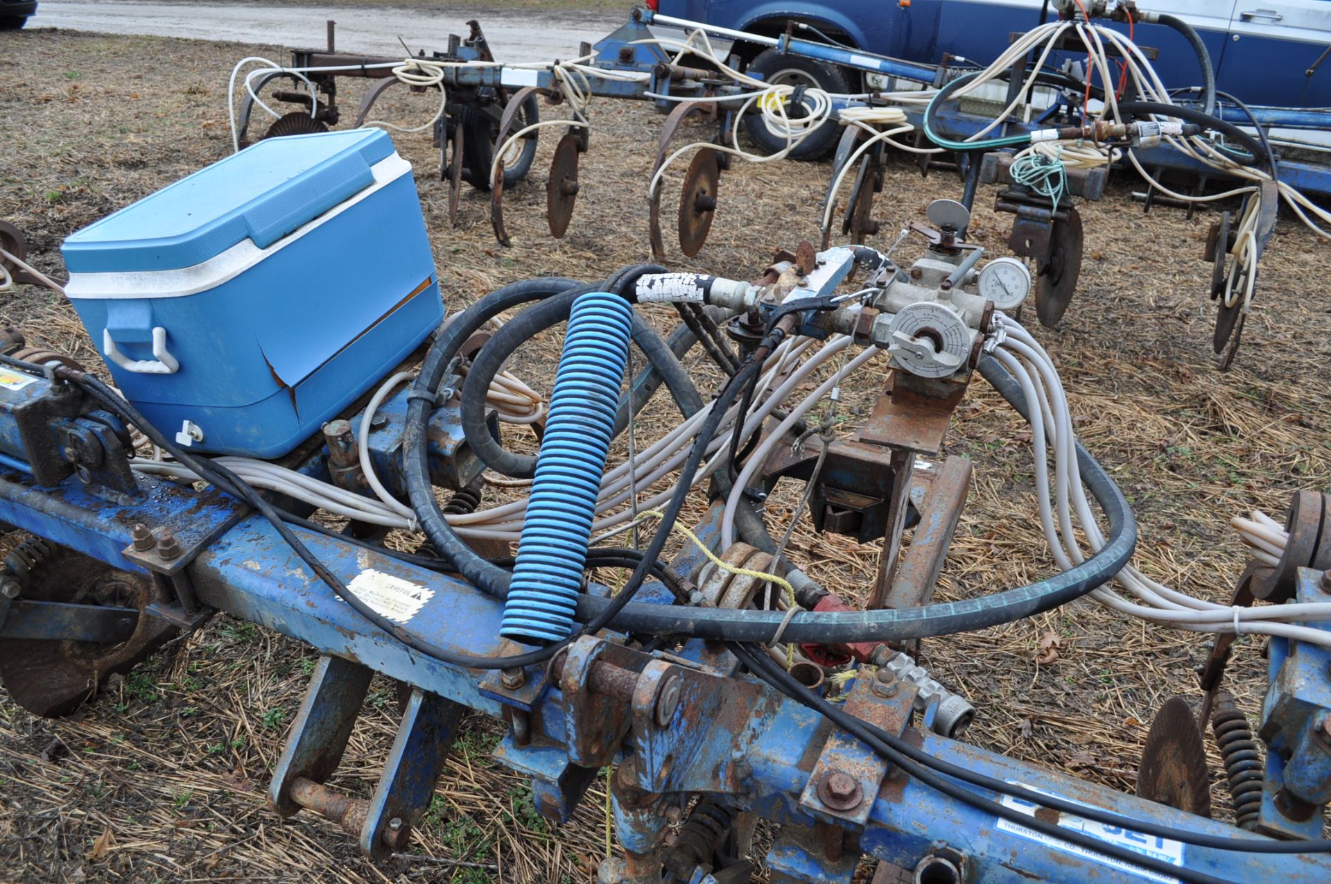 11-shank Blu Jet NH3 bar, 3 pt, hyd fold, gauge wheels, rear hitch, leading coulters - Image 7 of 10