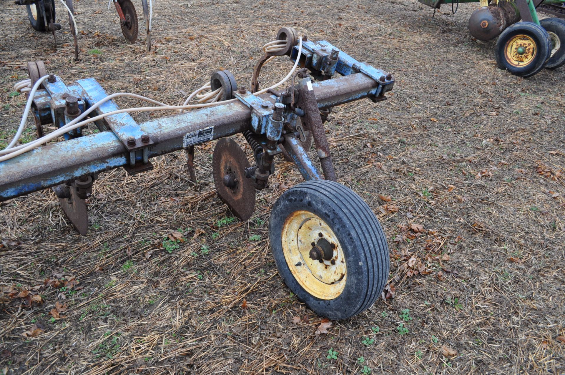 11-shank Blu Jet NH3 bar, 3 pt, hyd fold, gauge wheels, rear hitch, leading coulters - Image 8 of 10