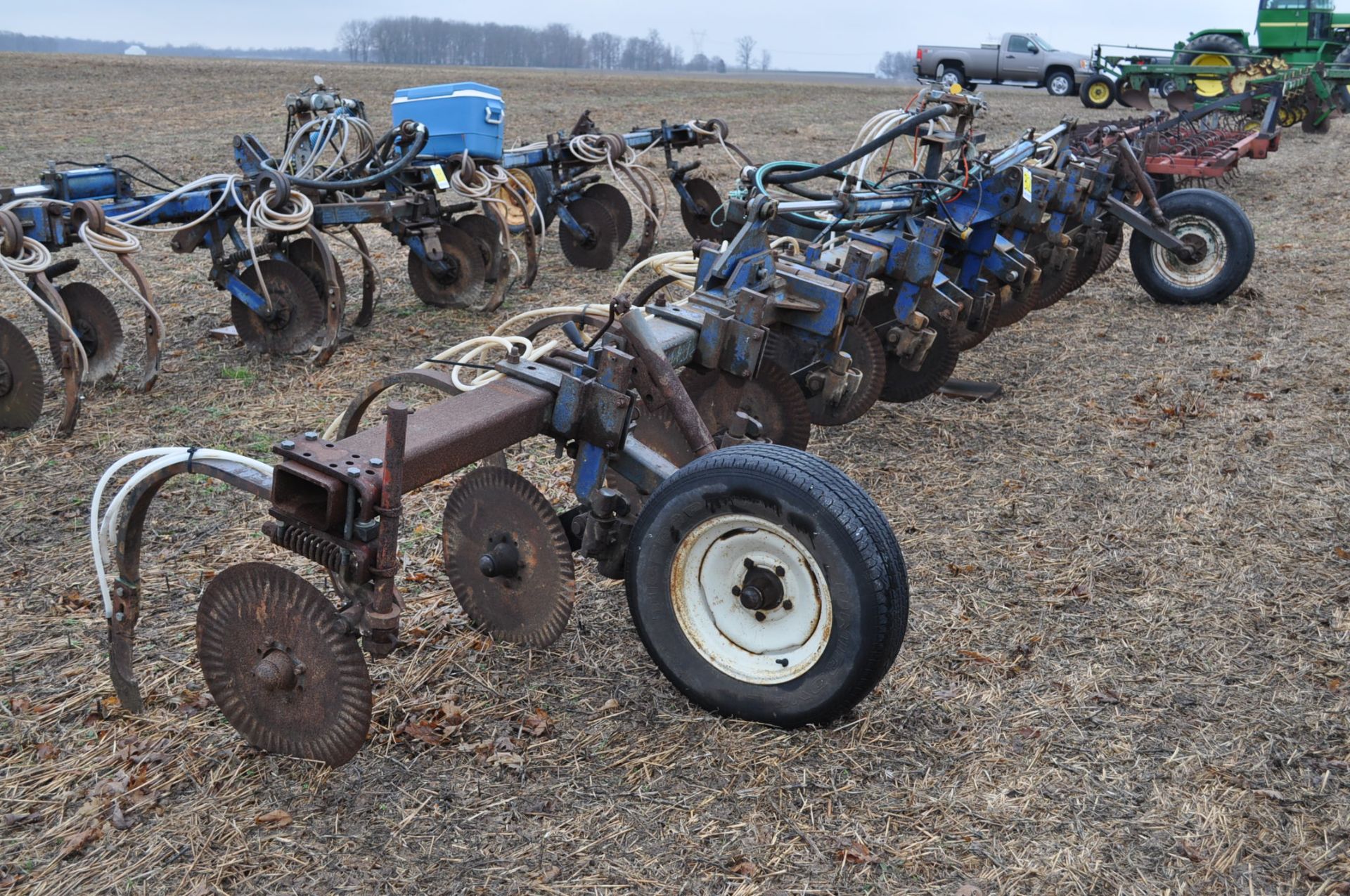 11-shank Blu Jet NH3 bar, 3 pt, hyd fold, gauge wheels, rear hitch, leading coulters - Image 4 of 9