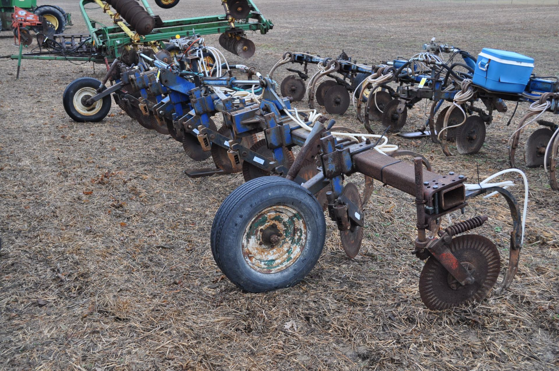 11-shank Blu Jet NH3 bar, 3 pt, hyd fold, gauge wheels, rear hitch, leading coulters